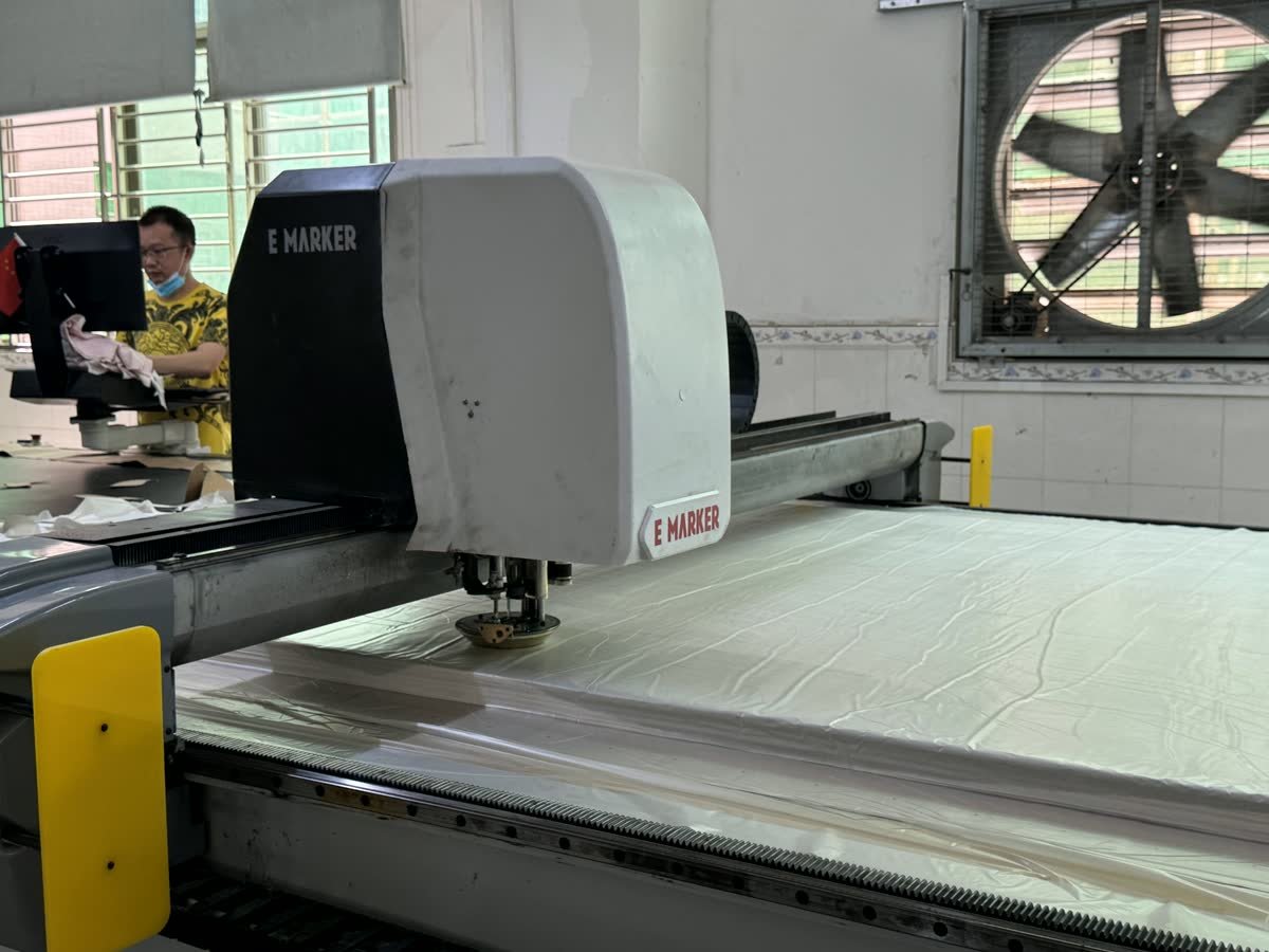 Automatic cutting machine for fabric preparation